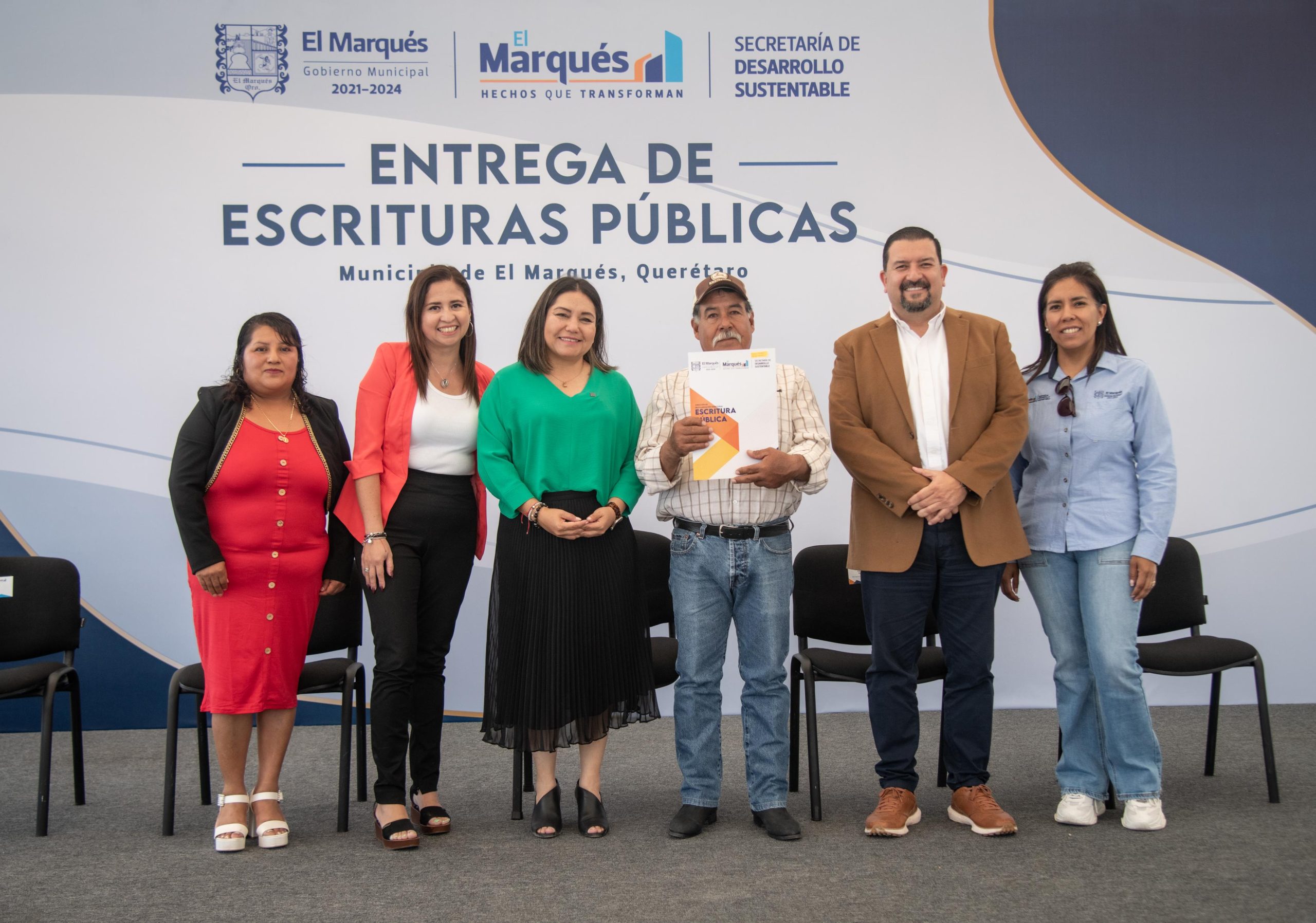 Claudia Martínez entrega 179 escrituras públicas a familias de Dolores