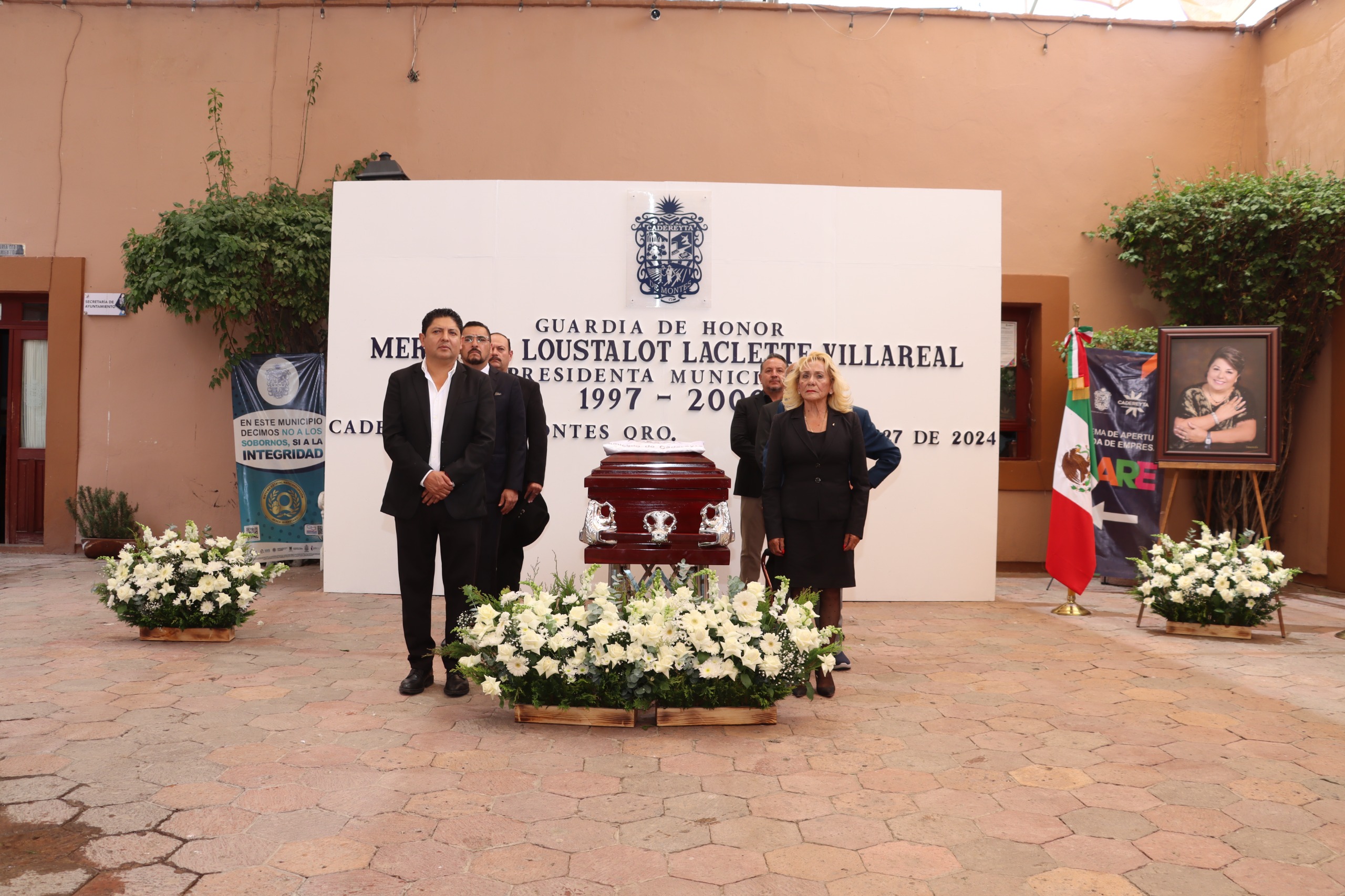 Municipio de Cadereyta rinde Guardia de Honor a expresidenta Mercedes Lostalout Laclette