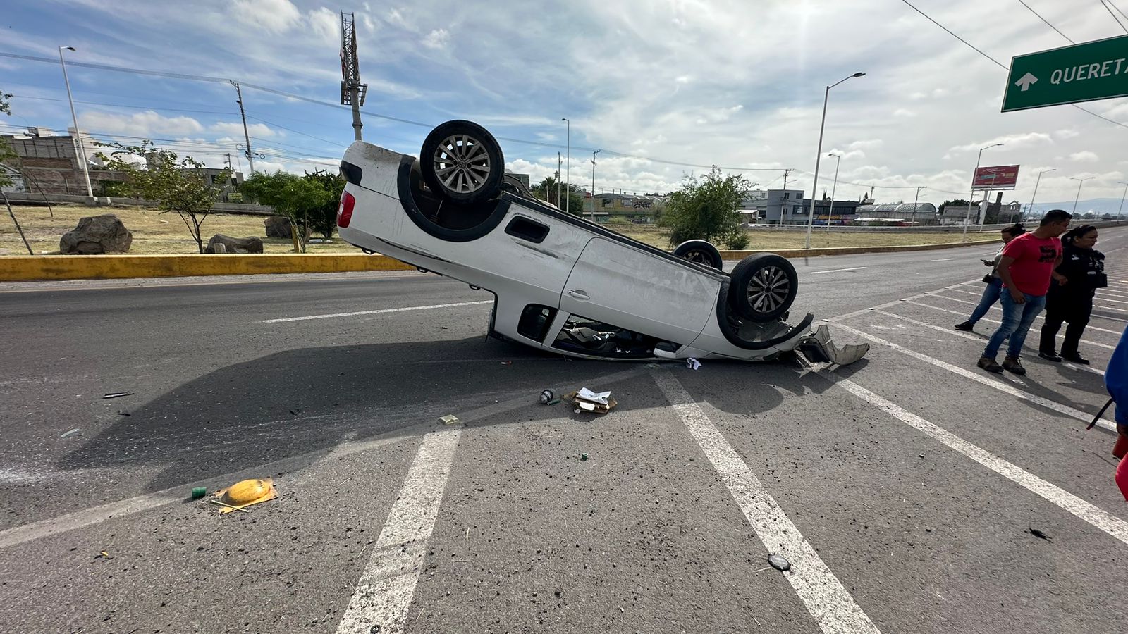 Choca y vuelca camioneta en Prolongación Bernardo Quintana