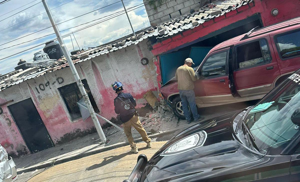 Choca camioneta contra vehículos y barda en carretera a Chichimequillas