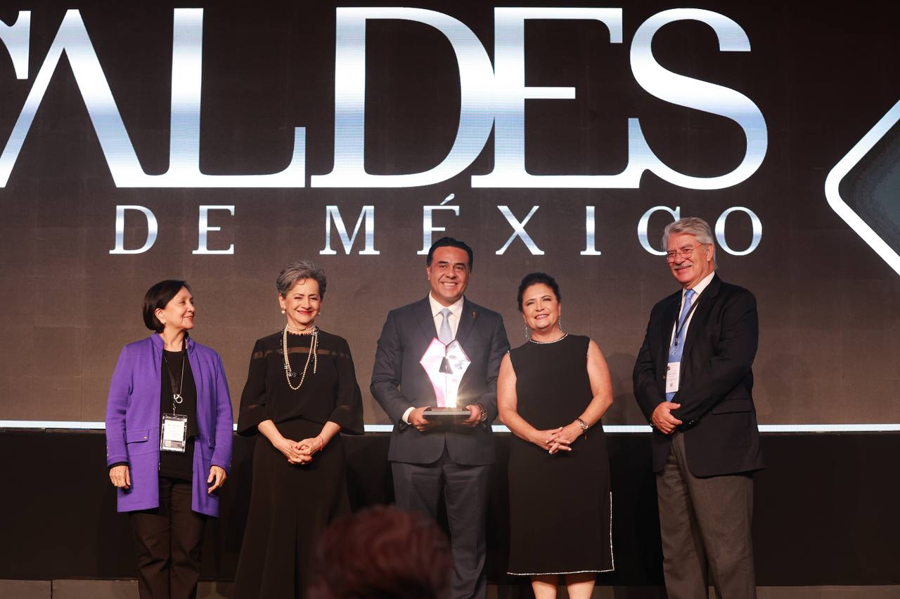 Recibe Luis Nava Premio por el Centro de Innovación y Tecnología Creativa, BLOQUE