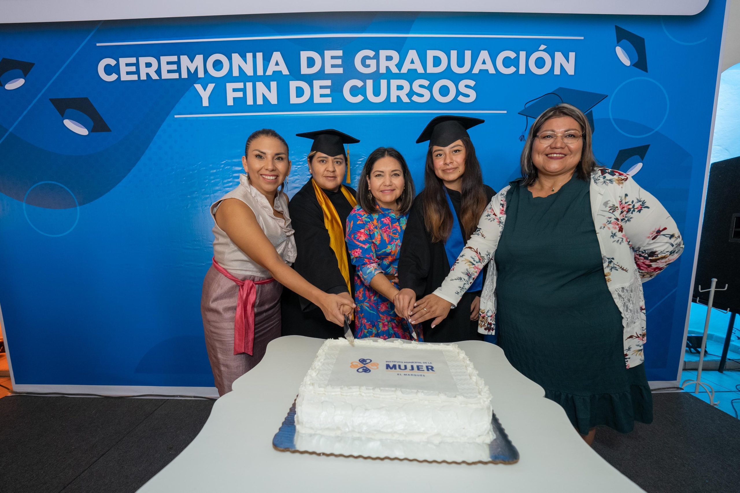 Claudia Martínez encabeza graduación de más de 200 marquesinas en cursos académicos