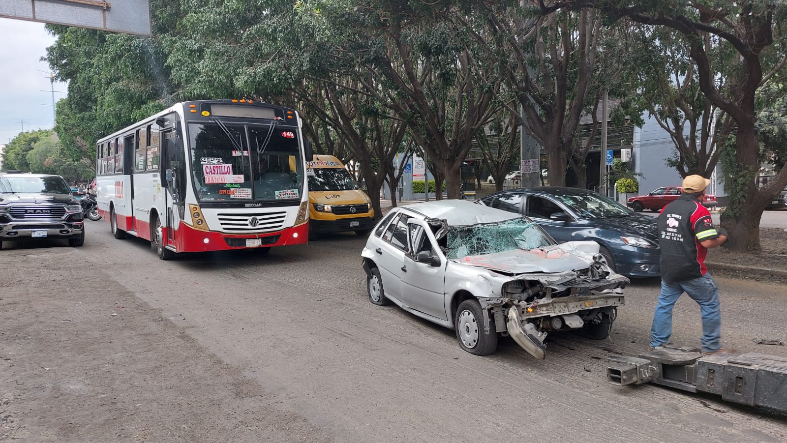 Camión de pasajeros suburbano hizo sandwich a un auto compacto
