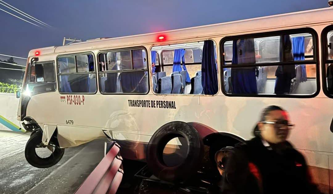 Camión de transporte de personal quedó a punto de caer de un puente en el Libramiento