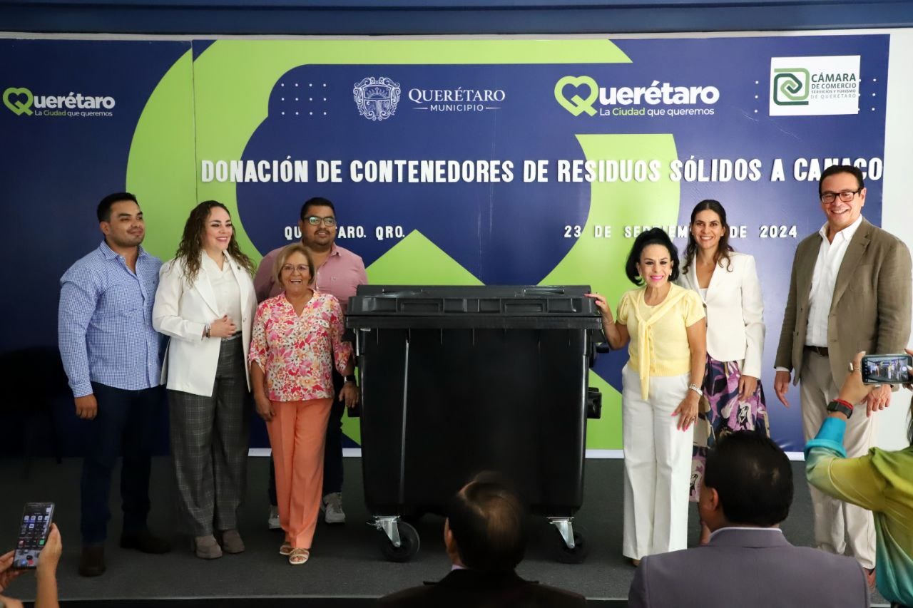 Dona Municipio de Querétaro 350 contenedores de residuos a la CANACO