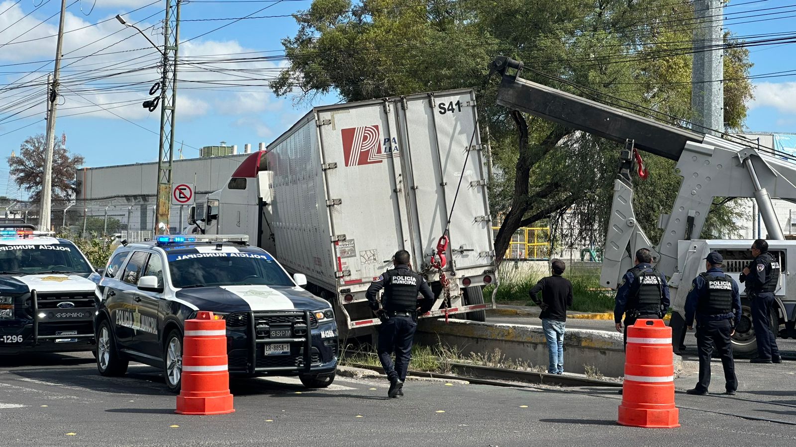 Se embanca tráiler en la Zona Industrial Benito Juárez