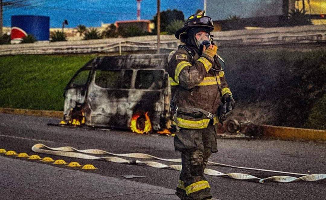 Arde camioneta de pasajeros en la Mex-Qro