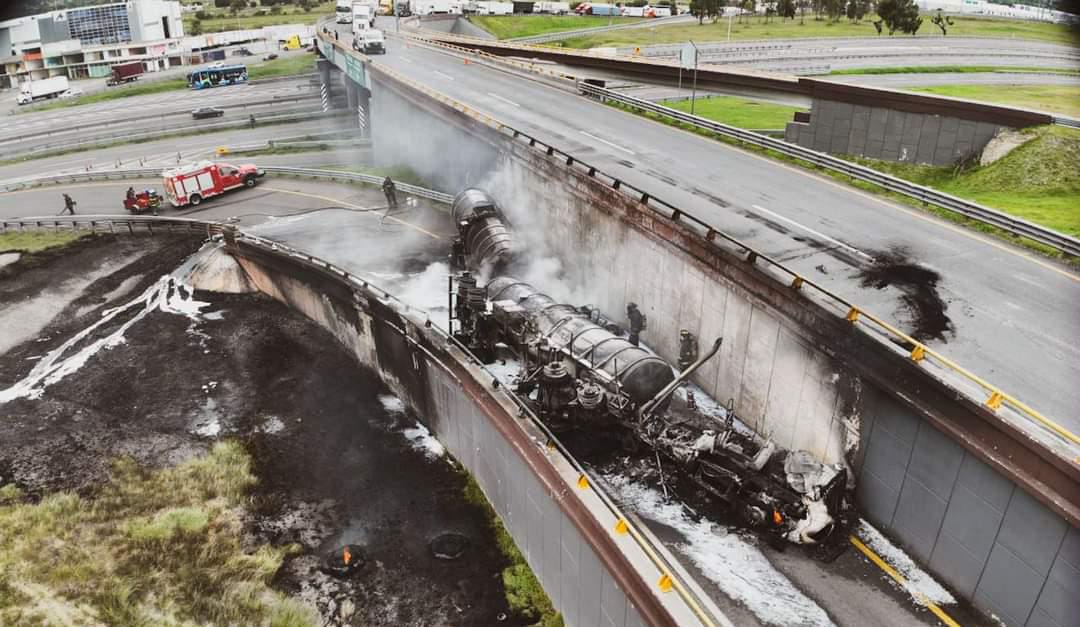 Pipa cargada con Diesel terminó en llamas tras volcar en la Qro-SLP