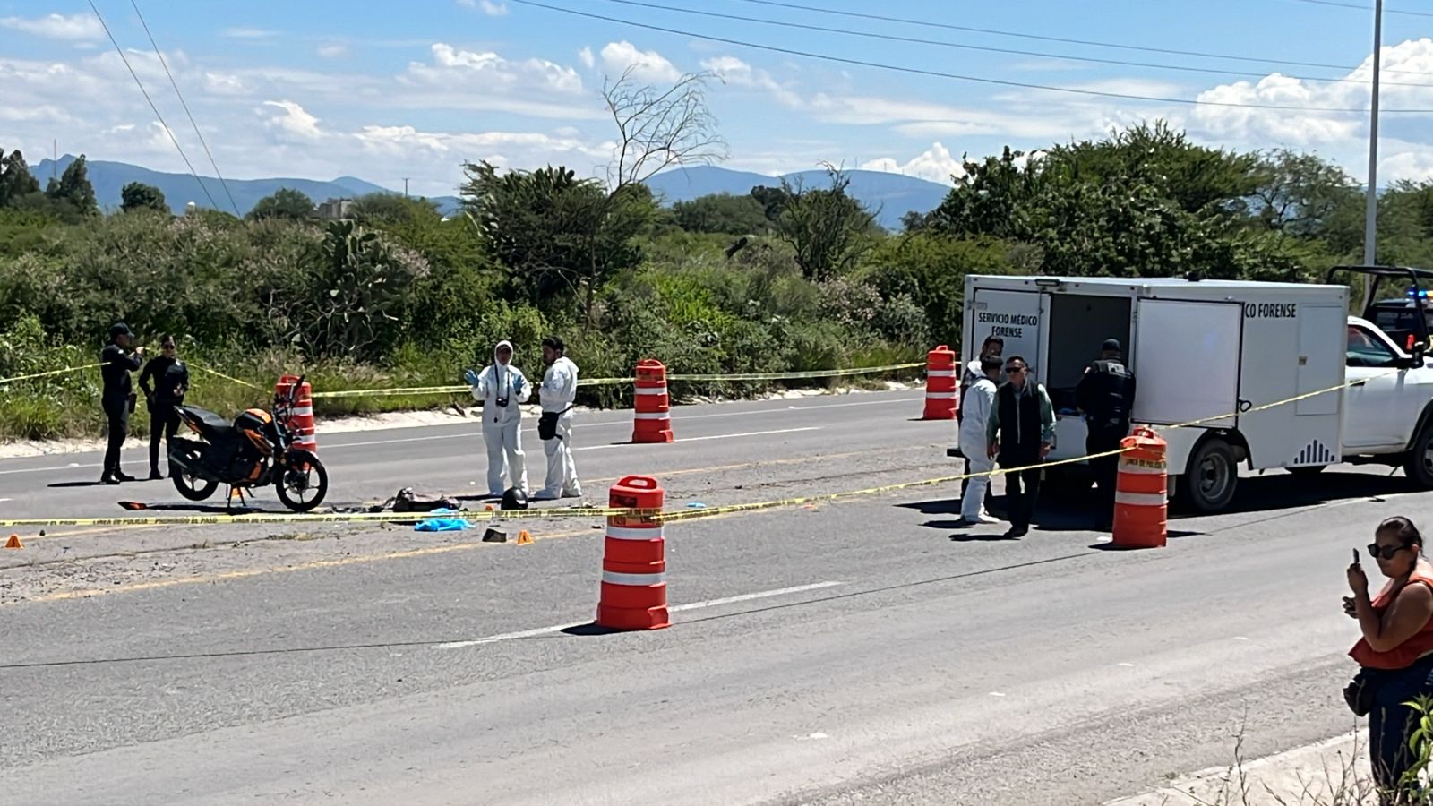 Muere motociclista tras chocar contra un camión de volteo en la carretera a Coroneo