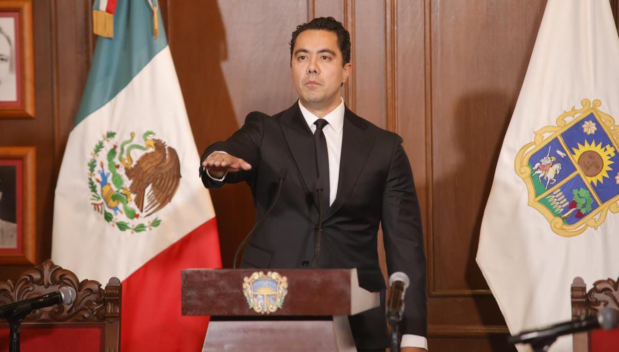 En una sesión solemne de cabildo que se realizó a las 00:00 horas de este martes 1ero de octubre, Felipe Fernando Macías Olvera, asumió su encargo como presidente municipal de Querétaro, con el planteamiento para lograr un Querétaro con justicia social y sin divisiones.