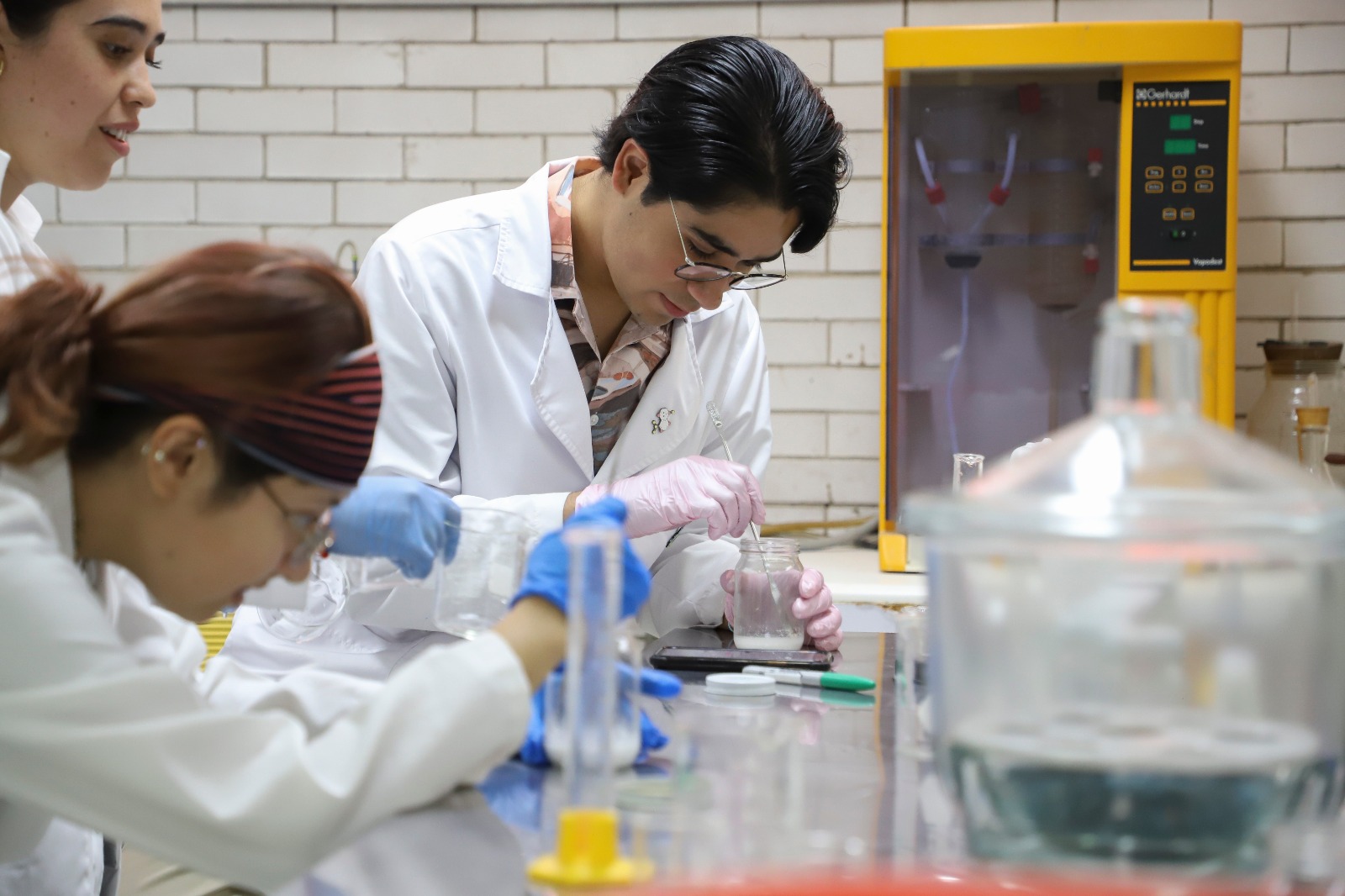 Desde la Química, forma UAQ profesionales en el área de la salud