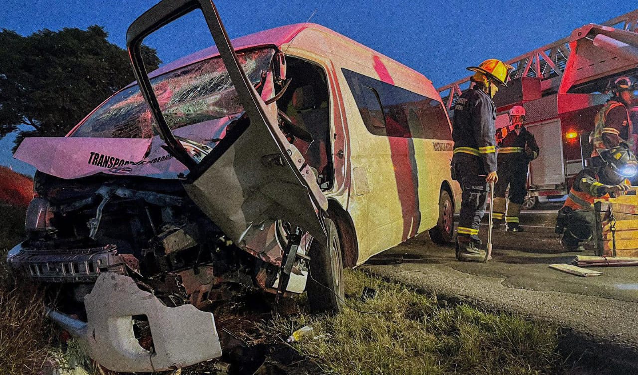 Chofer queda prensado al chocar contra un tráiler en la autopista México-Querétaro