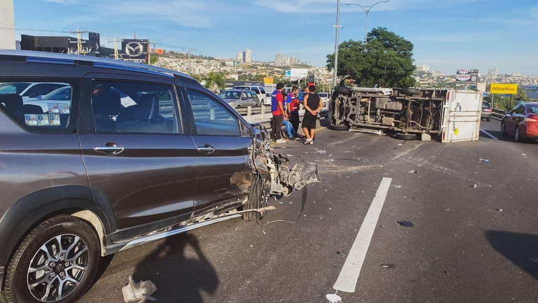 Aparatoso choque y volcadura colapsó en Bernardo Quintana