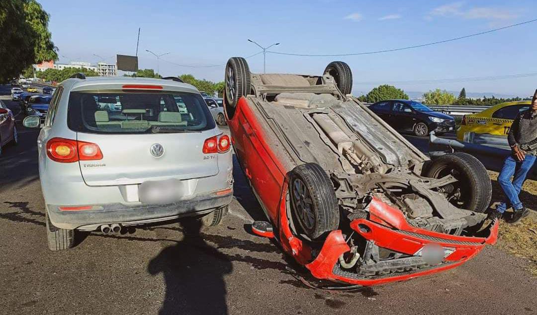 Aparatosa volcadura en la carretera México – Querétaro