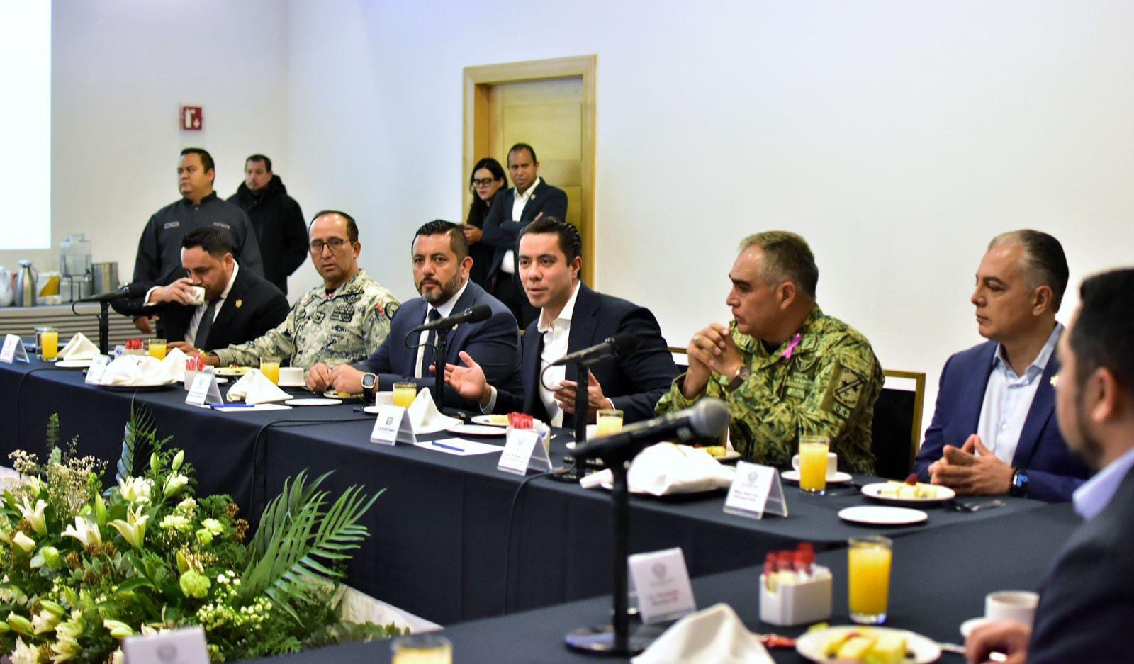 Encabeza Felifer Macías reunión para mantener la paz y tranquilidad de las familias queretanas