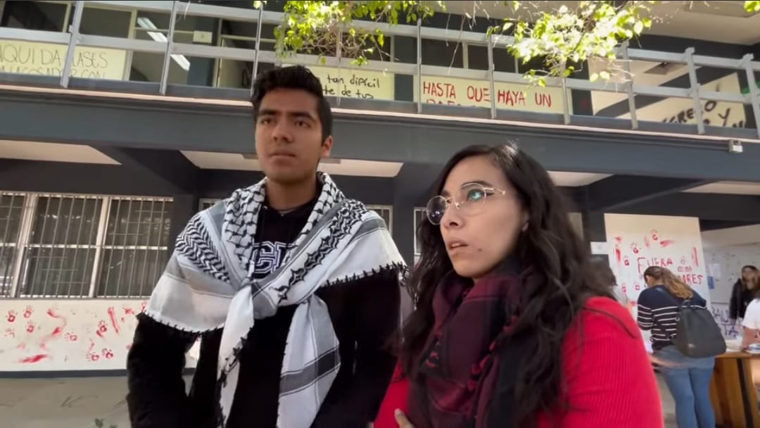 Denuncian estudiantes de la UAQ acosó de policías por apoyo a favor de Palestina