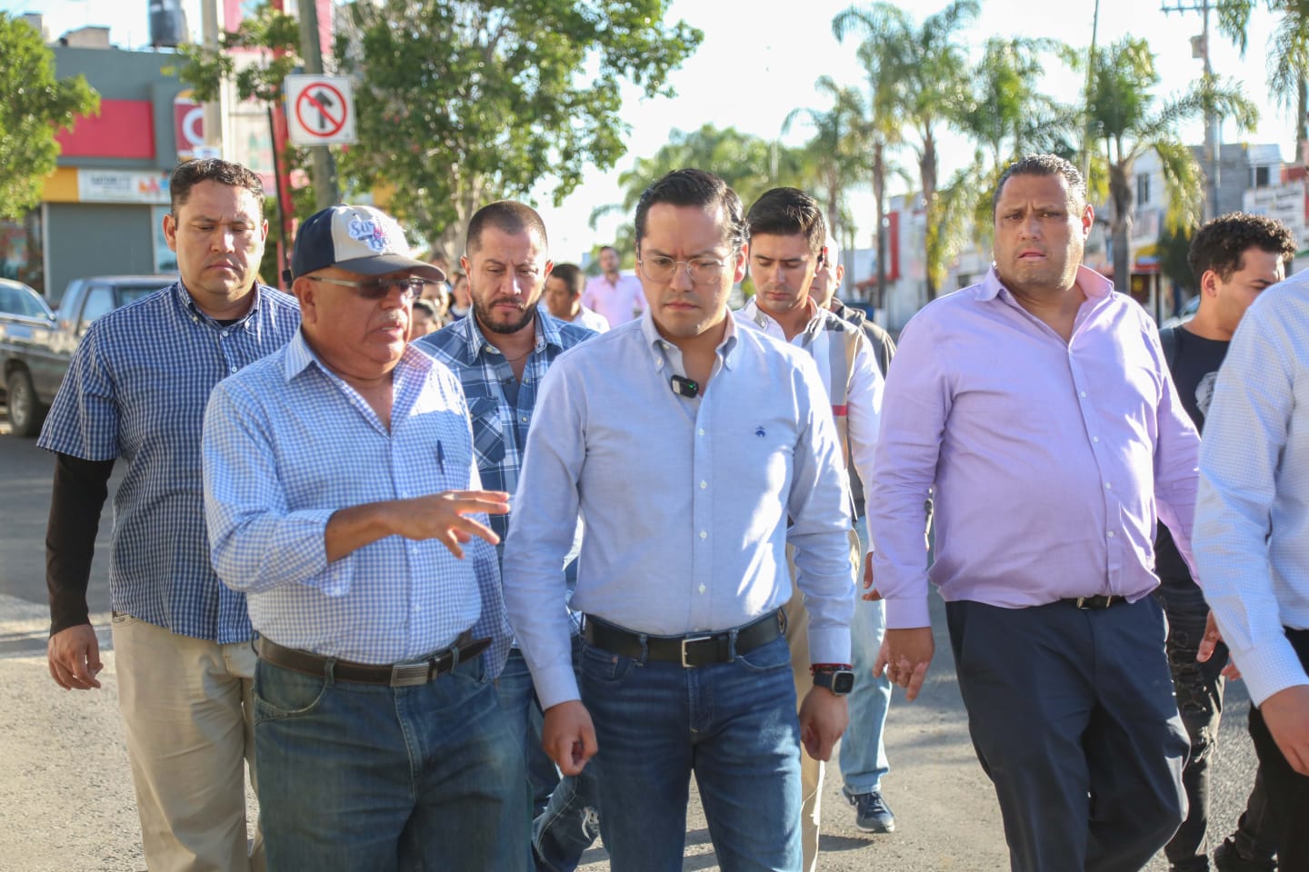 Recorre Chepe Guerrero las calles de Misión San Carlos