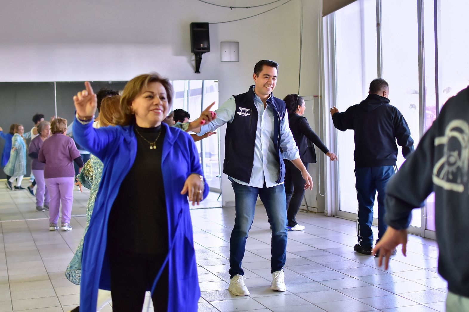 Visita Felifer Macías el Centro del Adulto Mayor Nänxu