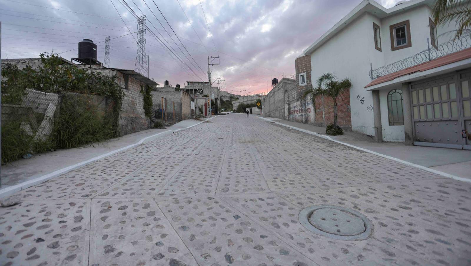 Entrega Chepe Guerrero urbanización de calles en La Negreta