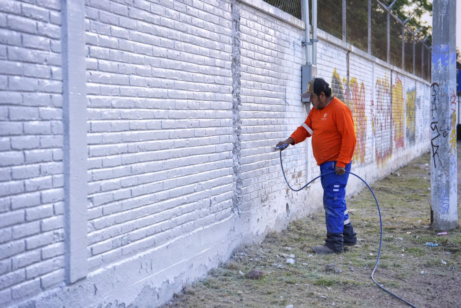 Impulsa Felifer Macías el Plan Orden para limpieza de grafiti en la Unidad Deportiva José María Truchuelo