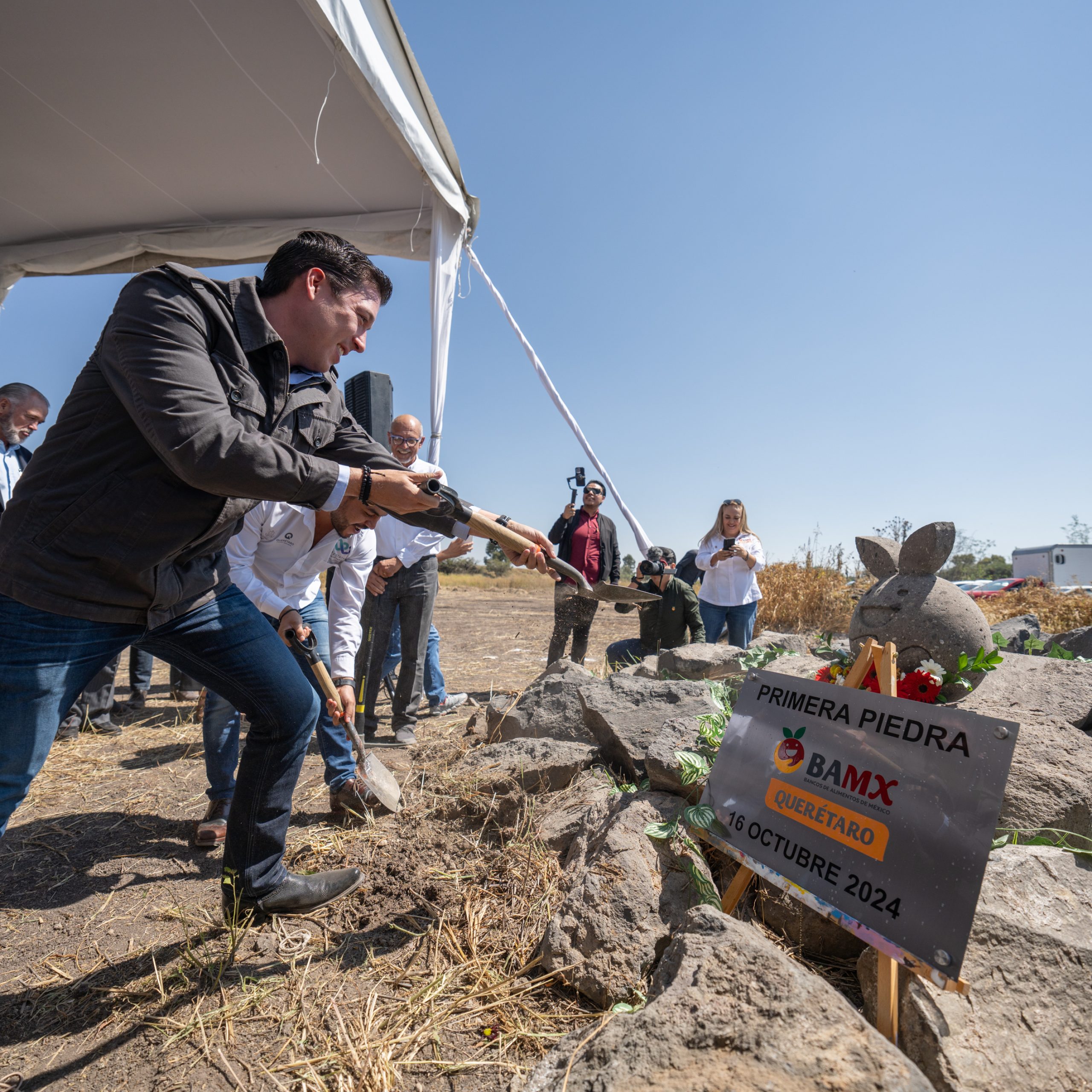 Rodrigo Monsalvo encabeza la colocación de primera piedra del Banco de Alimentos en El Marqués