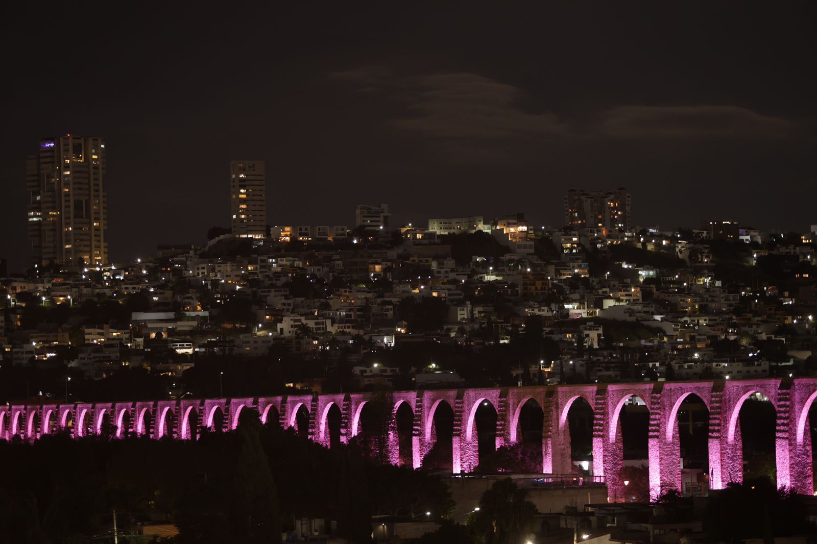 Querétaro se ilumina de rosa en el Día Internacional de la Lucha contra el Cáncer de Mama