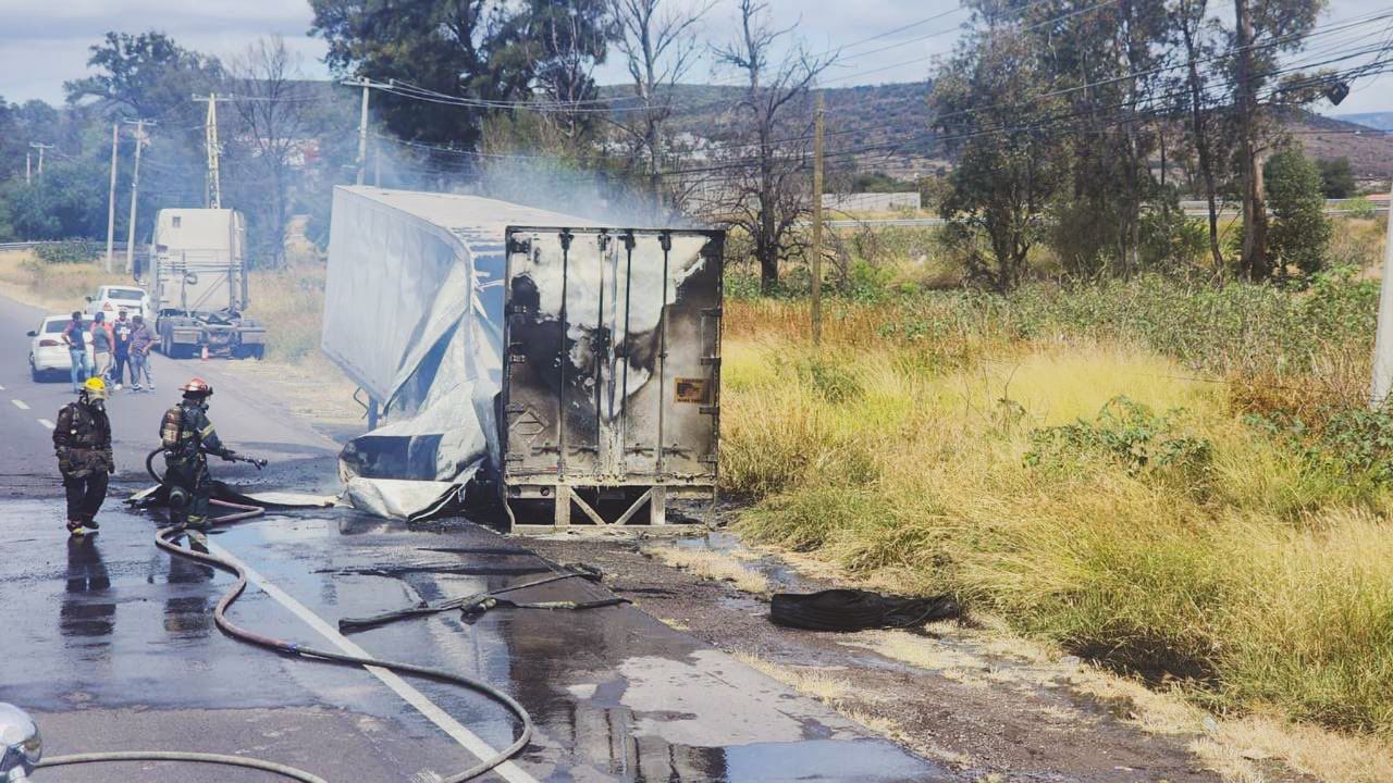 Se incendia caja de tráiler en la autopista 57, en Santa Rosa Jáuregui