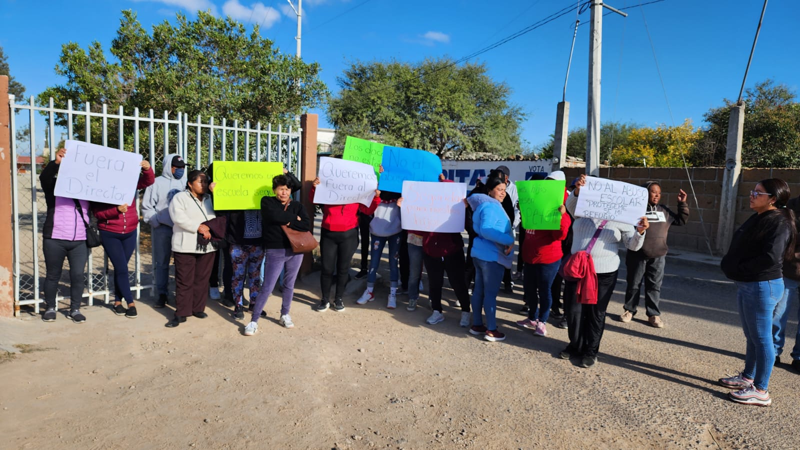 Padres de familia clausuran telesecundaria Jaime Nuno en Ezequiel Montes tras denuncias de abusos y negligencia