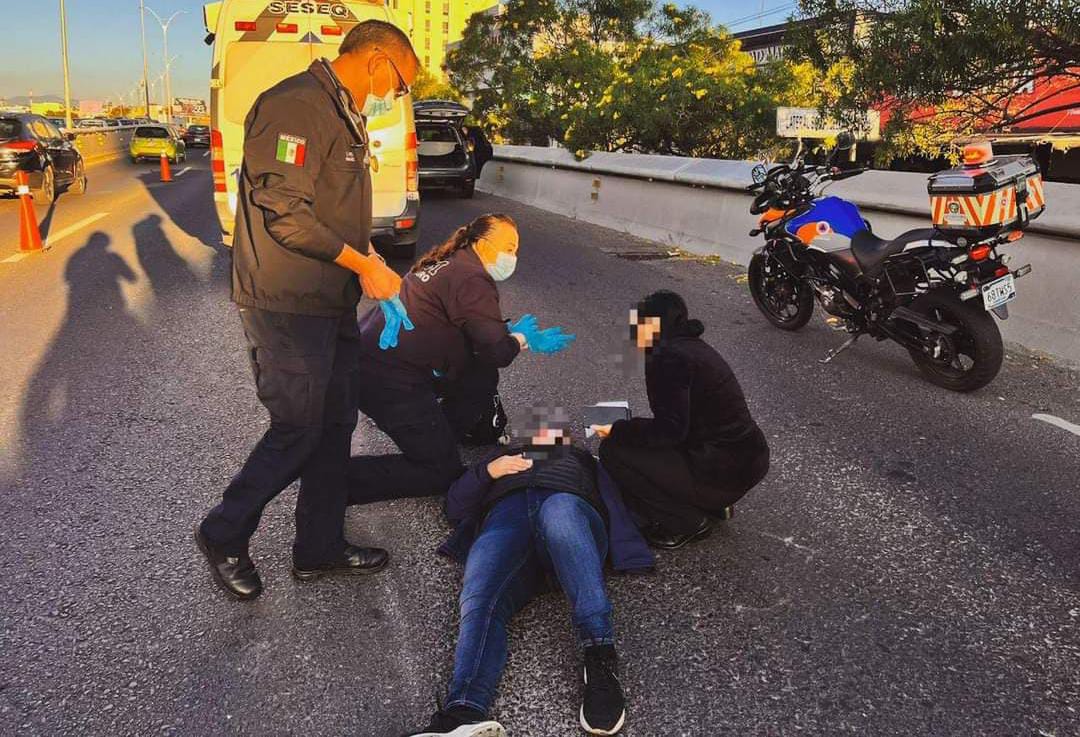 Mujer resultó lesionada la caer de una motoneta en carriles centrales de Bernardo Quintana