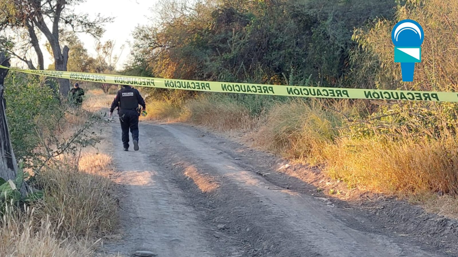 Localizan un cuerpo encajuelado dentro de un taxi en un dren de Corregidora