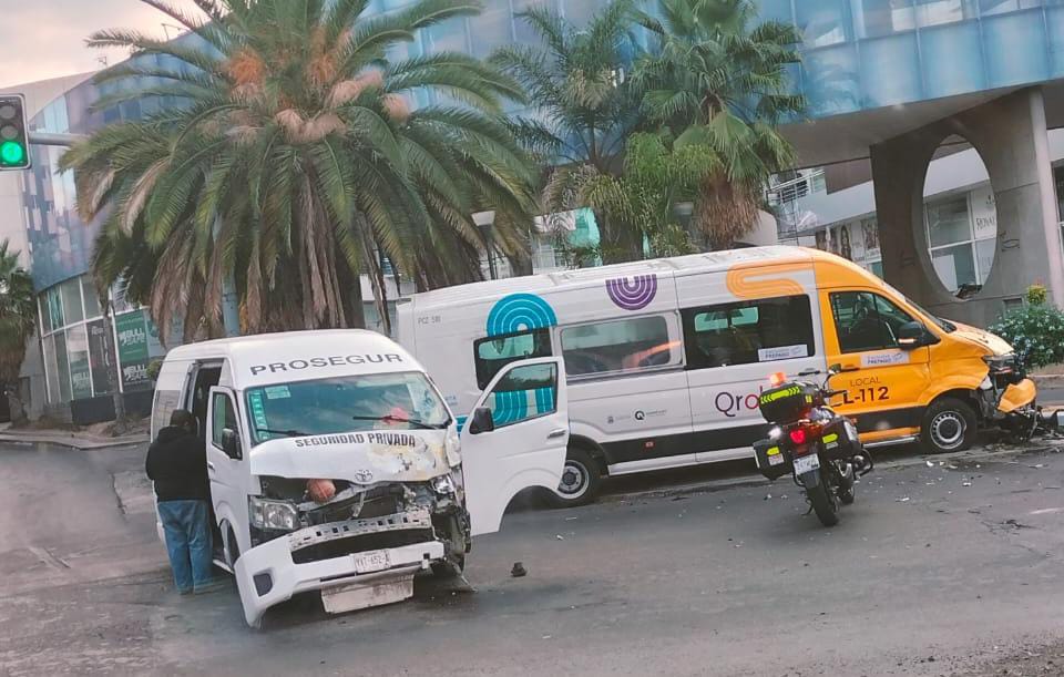 Chocan unidades de transporte público y privado en Plaza del Parque