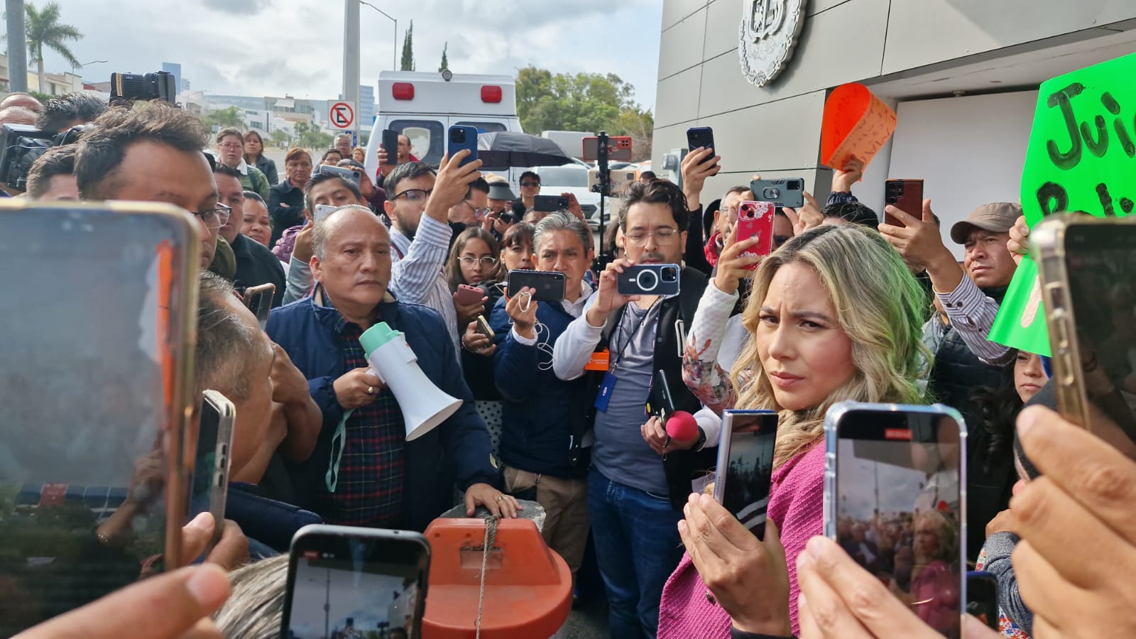 Comerciantes establecidos muestran apoyo a FeliFer Macías en el Congreso