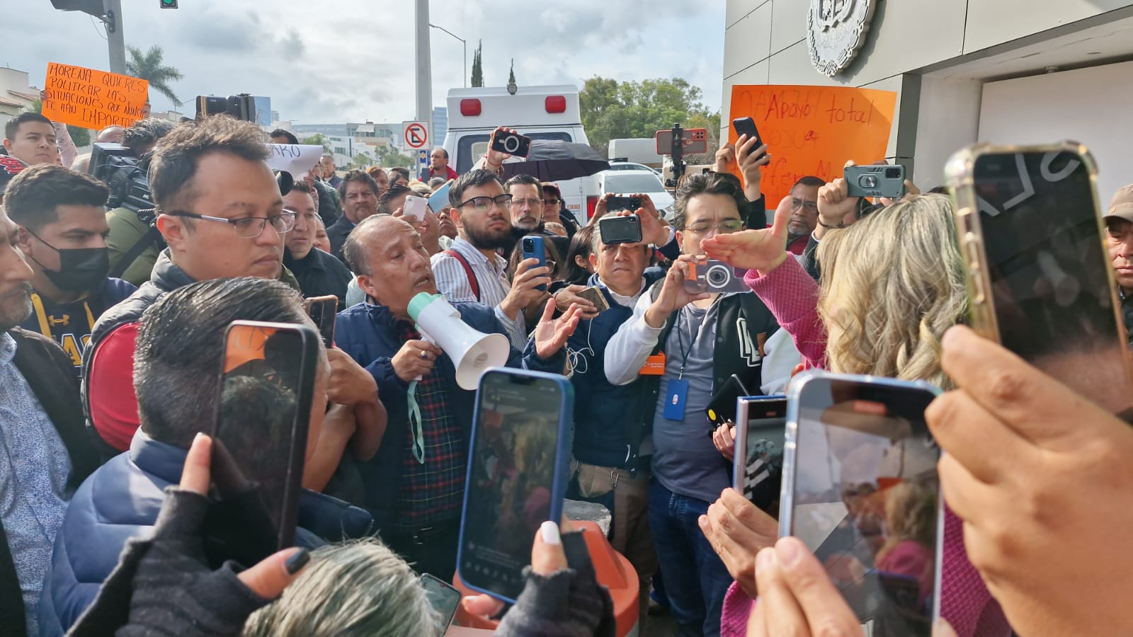 Protestas a favor y en contra de ambulantaje al exterior de Legislatura