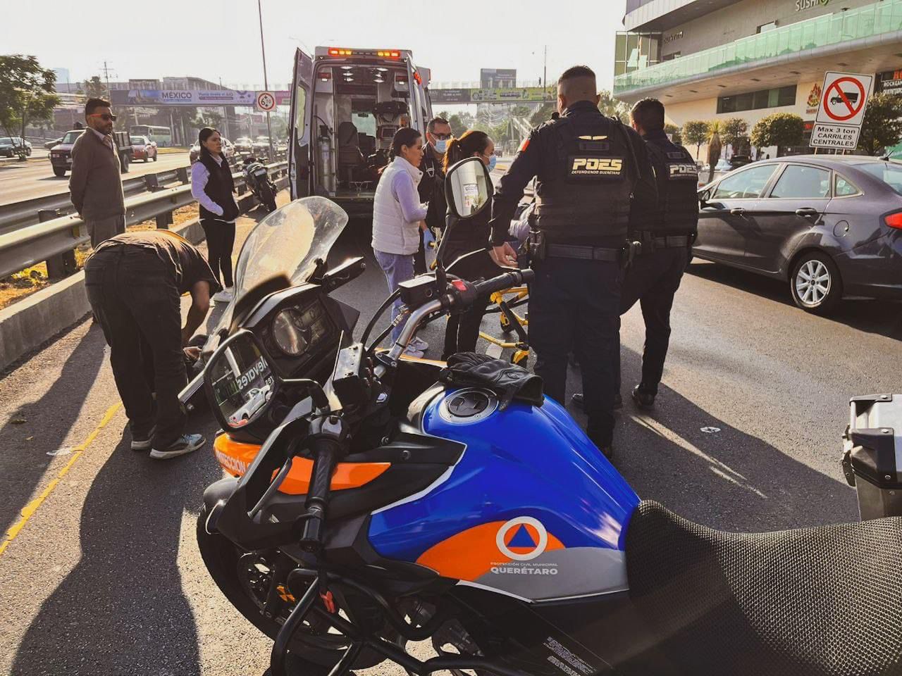 Dos lesionados por choque de motocicleta en Boulevard Bernardo Quintana