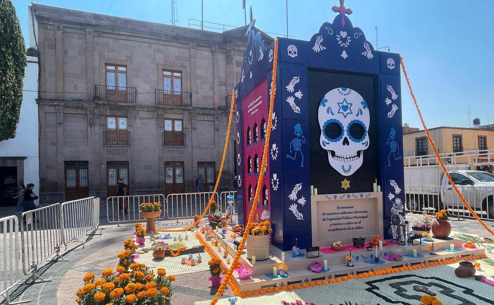 Secretaría de Turismo de Querétaro rinde homenaje a policías caídos con altar monumental