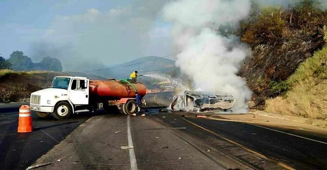 Muere familia queretana en la Autopista Siglo XXl