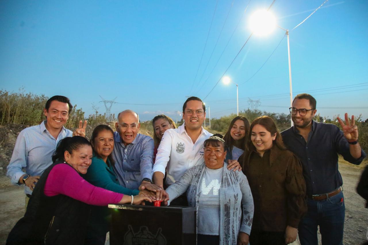 Entrega Chepe Guerrero ampliación de luminarias en Lomas de Zaragoza