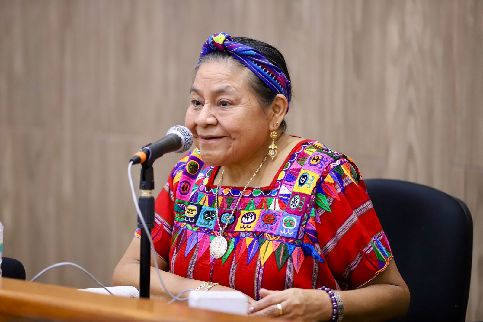 Ganadora del premio de La Paz pidió no criminalizar a los artesanos: Rigoberta Menchú