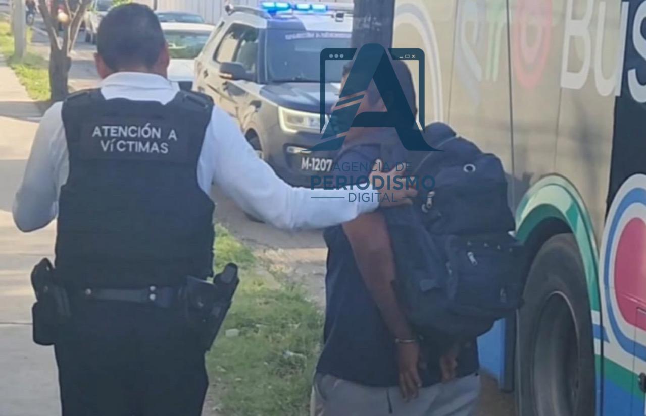 Usuarios del transporte público detienen a hombre acosador