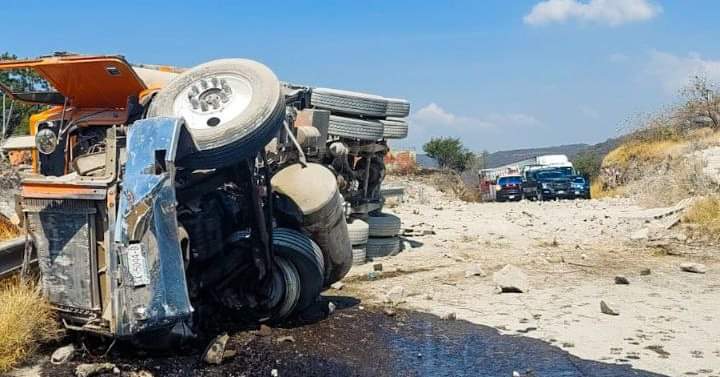 Camión vuelca en la carretera a Chichimequillas a la altura de San José el Alto