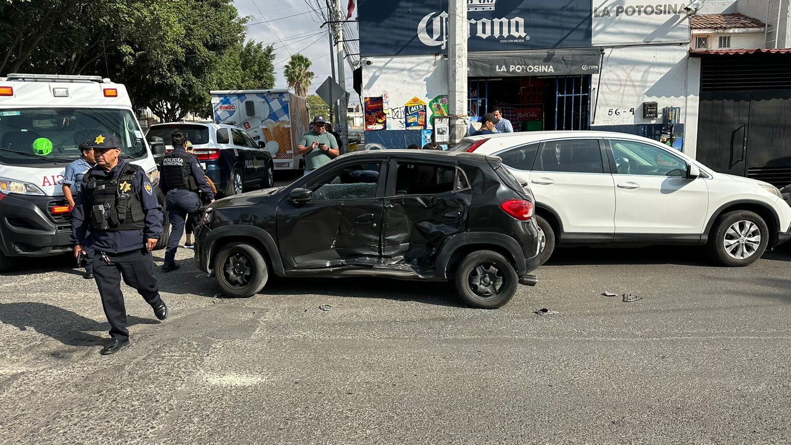 Choca patrulla contra vehículo en la colonia Cerrito Colorado