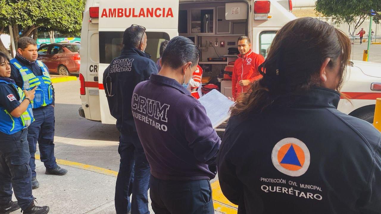 Atienden a mujer atragantada en plaza comercial.