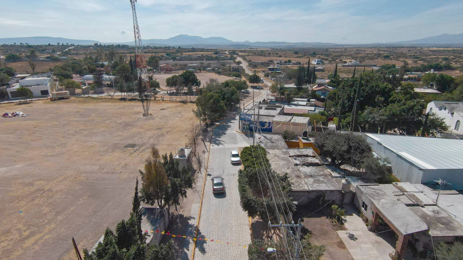 Entrega Chepe Guerrero rehabilitación de calles en Charco Blanco