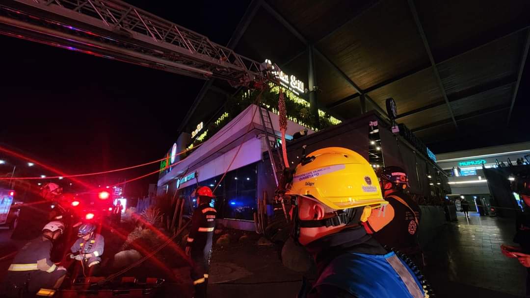 Sujeto resulta lesionado tras caer de un segundo piso de una plaza en Juriquilla