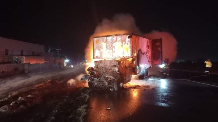 Incendio de camión colapsa la autopista México-Querétaro en San Juan del Río