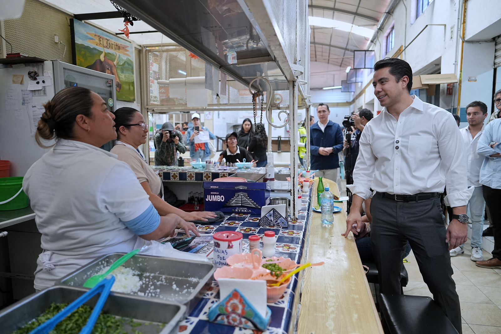 Recorre Felifer Macías el Mercado Hidalgo