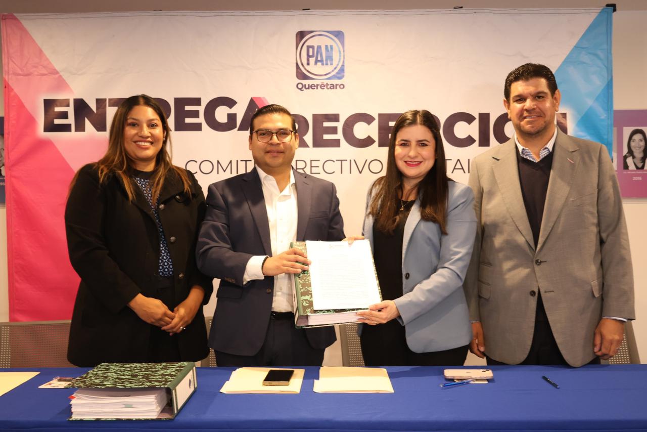 Entrega Leonor Mejía a Martín Arango Comité Directivo Estatal del PAN