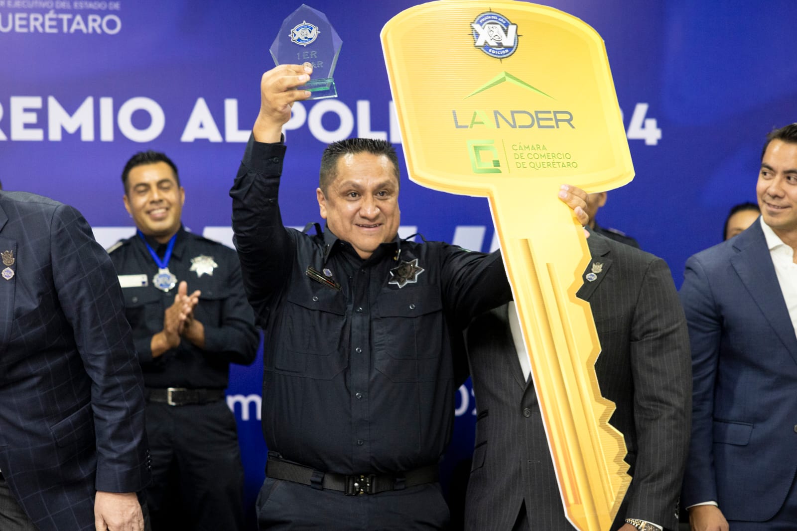 Entrega Gobernador Premio al Policía del Año