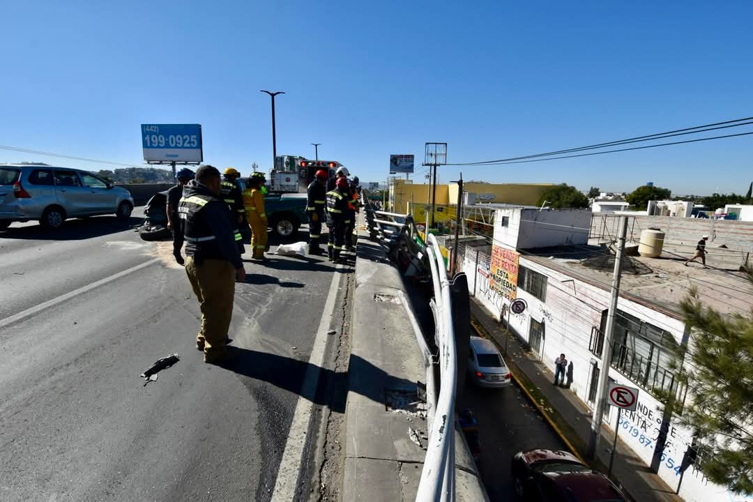 Se salvó de caer del puente de Prolongación Zaragoza y Paseo Constituyentes