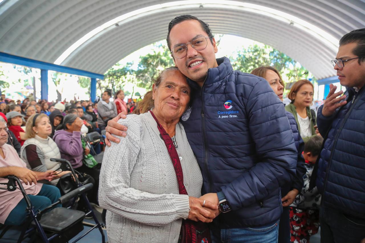 Chepe Guerrero entrega apoyos económicos a personas con discapacidad en Corregidora